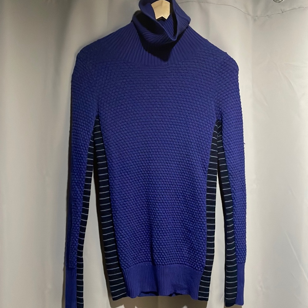 Rarely worn blue/purple S Athleta sweater